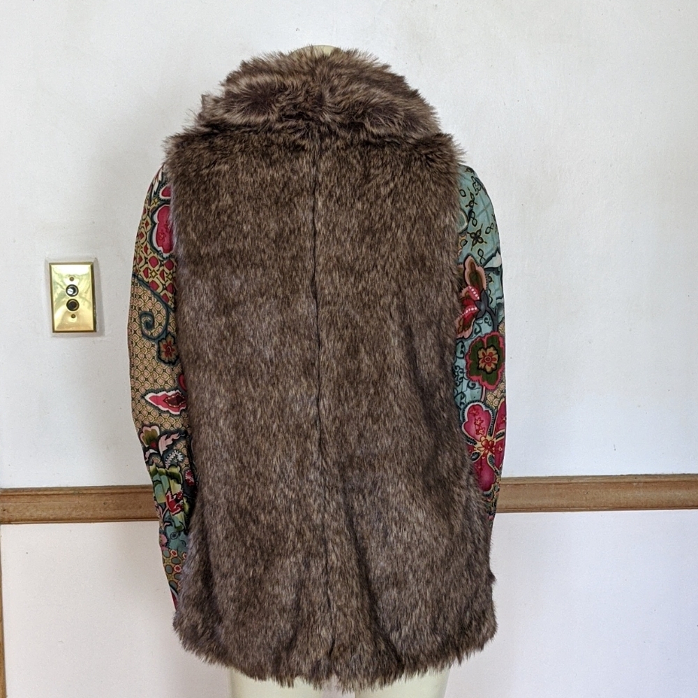 Coffeeshop Faux Fur Vest size Medium - Picture 5 of 9